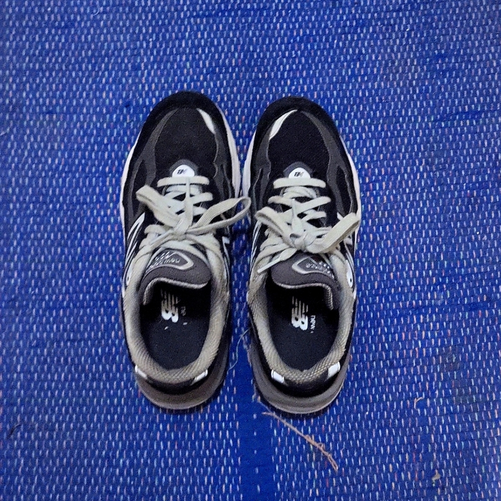 Women's New Balance 990v6 in Black